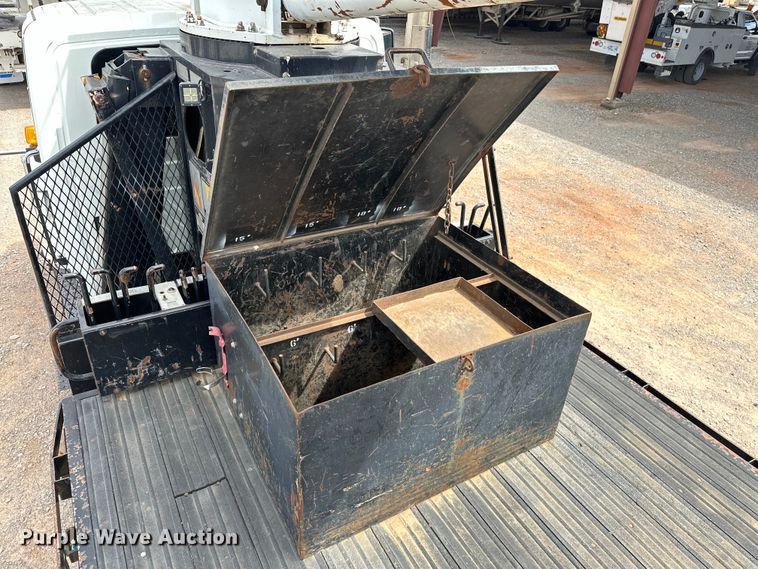 image for item EJ8956 2006 International  7400 crane truck