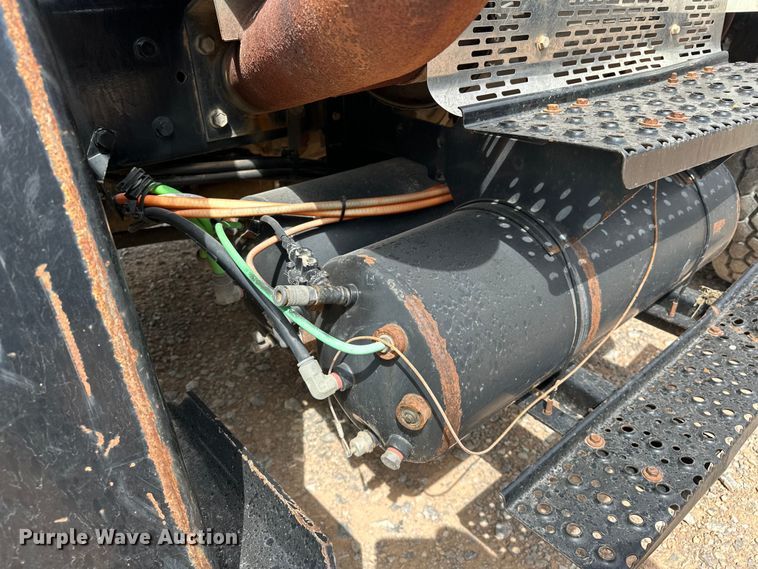 image for item EJ8956 2006 International  7400 crane truck