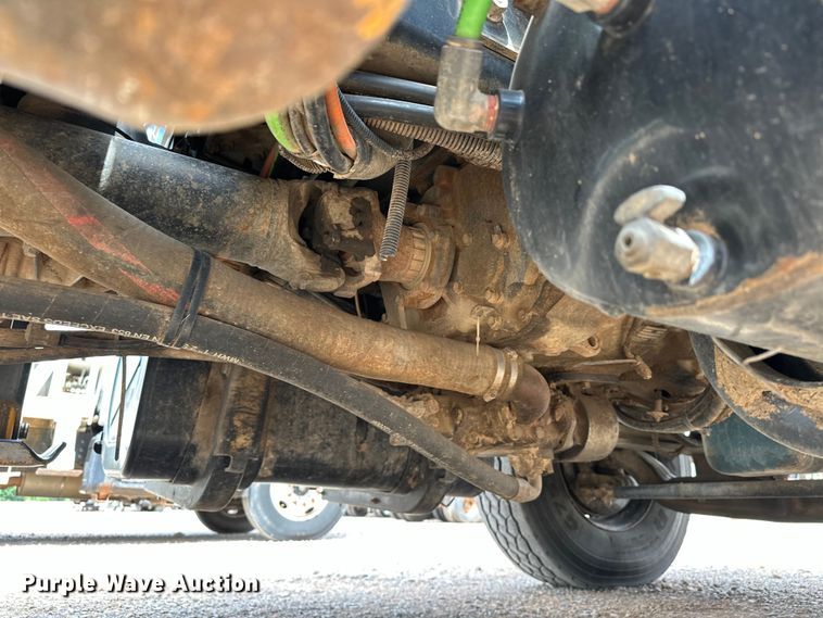 image for item EJ8956 2006 International  7400 crane truck