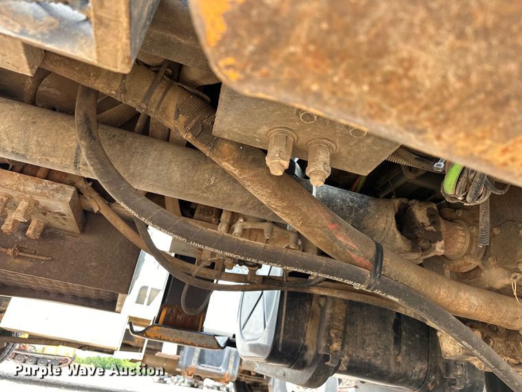 image for item EJ8956 2006 International  7400 crane truck