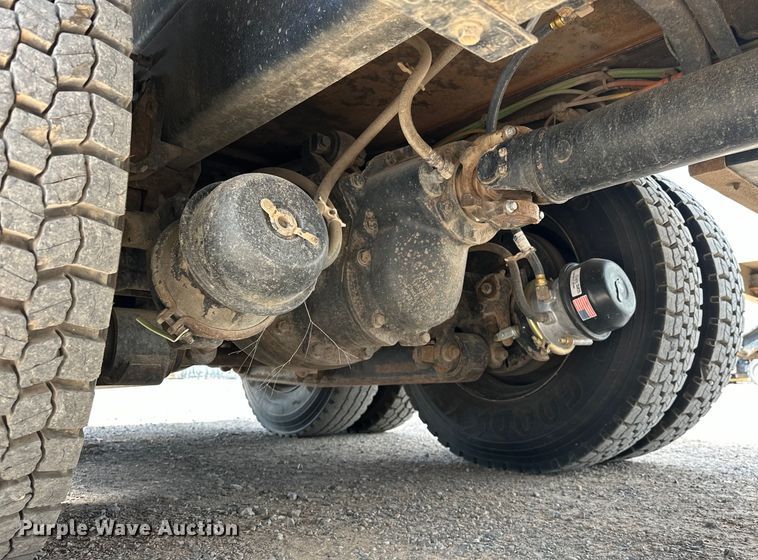 image for item EJ8956 2006 International  7400 crane truck