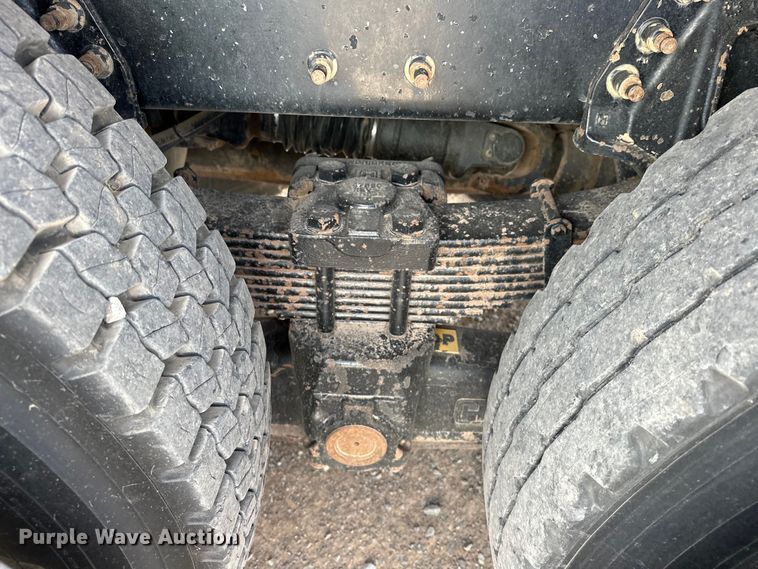 image for item EJ8956 2006 International  7400 crane truck