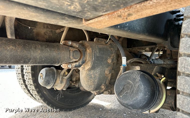 image for item EJ8956 2006 International  7400 crane truck