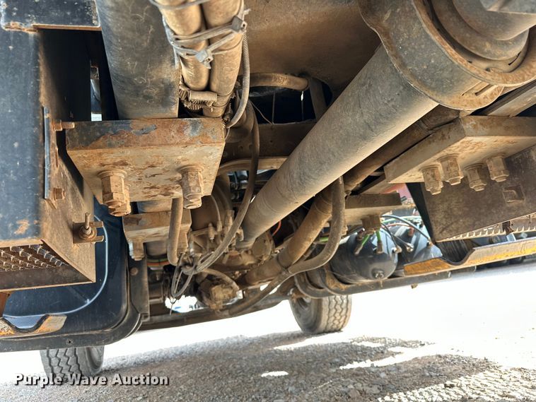 image for item EJ8956 2006 International  7400 crane truck