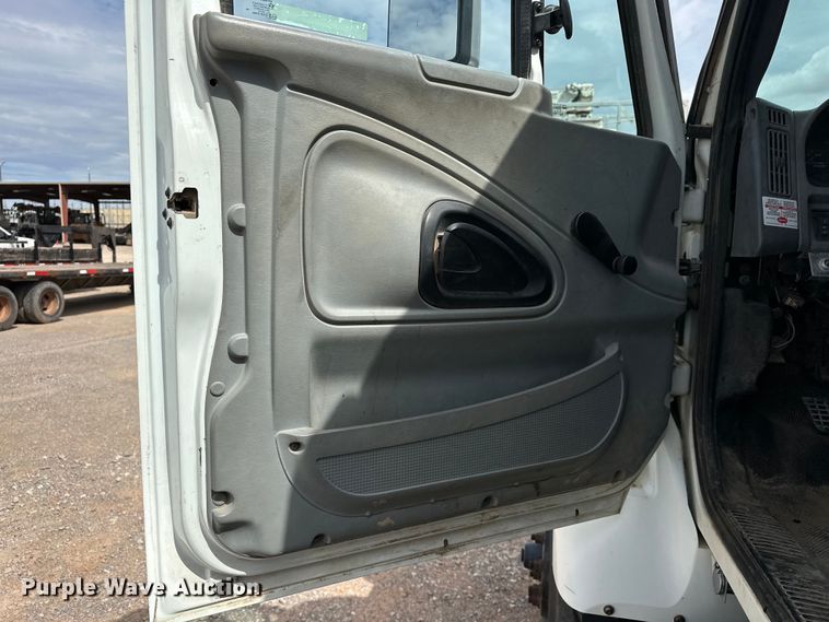 image for item EJ8956 2006 International  7400 crane truck