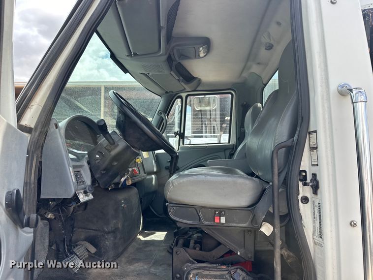 image for item EJ8956 2006 International  7400 crane truck