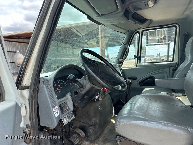 image for item EJ8956 2006 International  7400 crane truck