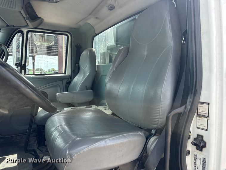 image for item EJ8956 2006 International  7400 crane truck