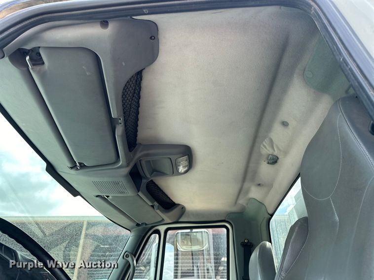 image for item EJ8956 2006 International  7400 crane truck