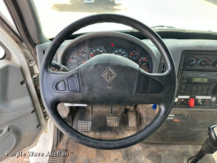 image for item EJ8956 2006 International  7400 crane truck