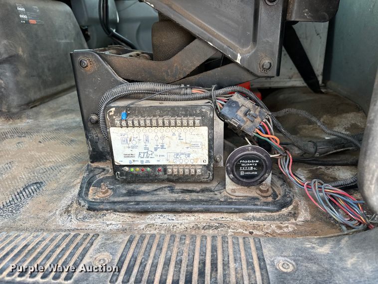 image for item EJ8956 2006 International  7400 crane truck