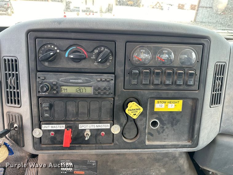 image for item EJ8956 2006 International  7400 crane truck