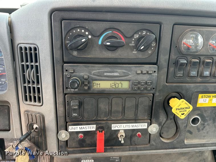 image for item EJ8956 2006 International  7400 crane truck