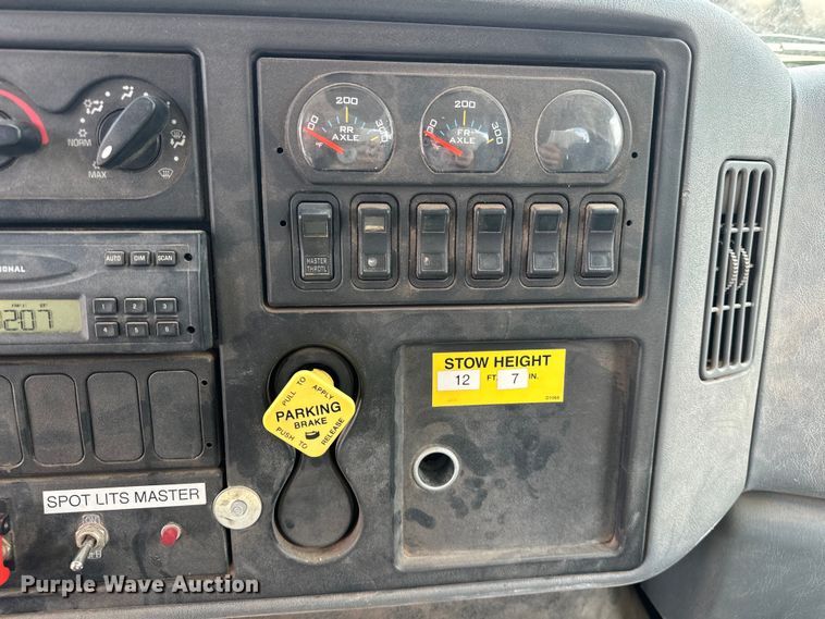 image for item EJ8956 2006 International  7400 crane truck