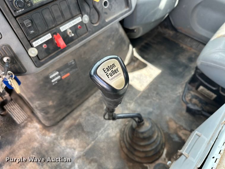 image for item EJ8956 2006 International  7400 crane truck