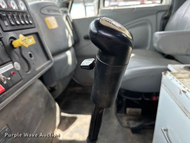 image for item EJ8956 2006 International  7400 crane truck