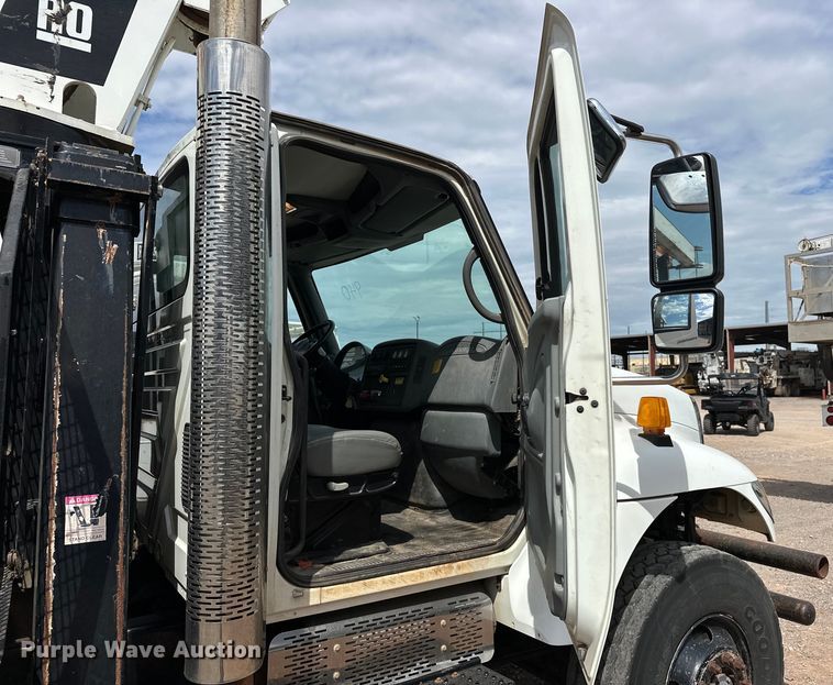 image for item EJ8956 2006 International  7400 crane truck