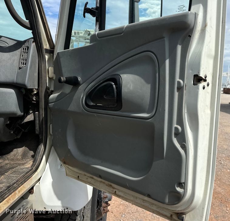 image for item EJ8956 2006 International  7400 crane truck