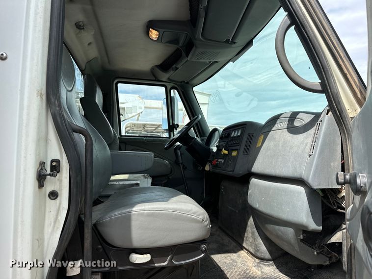 image for item EJ8956 2006 International  7400 crane truck