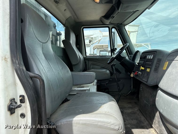 image for item EJ8956 2006 International  7400 crane truck