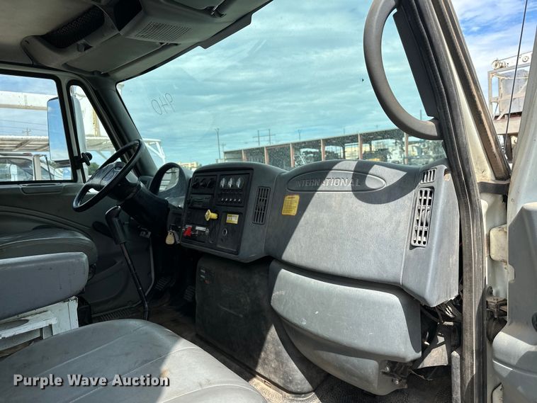 image for item EJ8956 2006 International  7400 crane truck