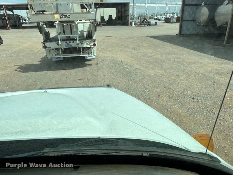 image for item EJ8956 2006 International  7400 crane truck