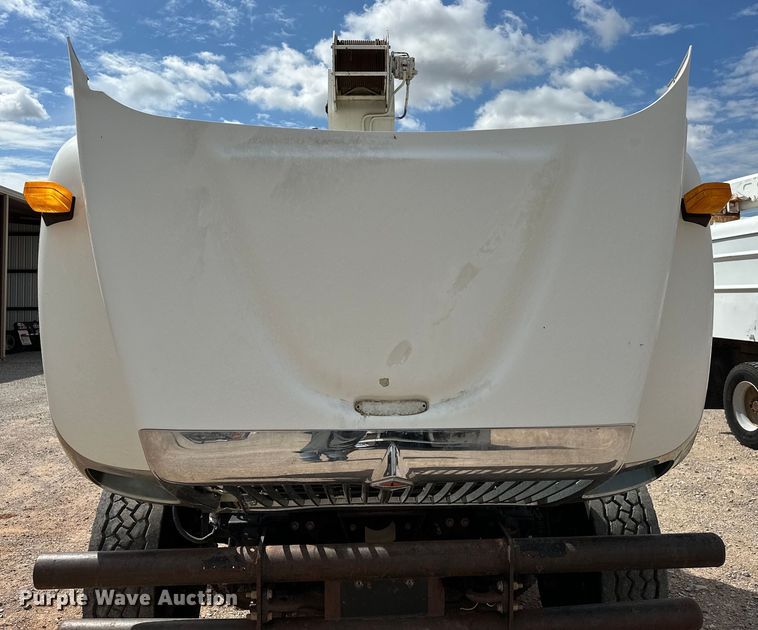 image for item EJ8956 2006 International  7400 crane truck