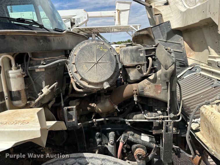 image for item EJ8956 2006 International  7400 crane truck