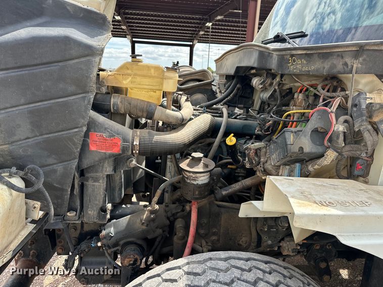 image for item EJ8956 2006 International  7400 crane truck