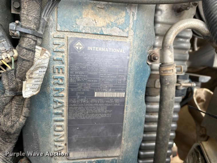 image for item EJ8956 2006 International  7400 crane truck