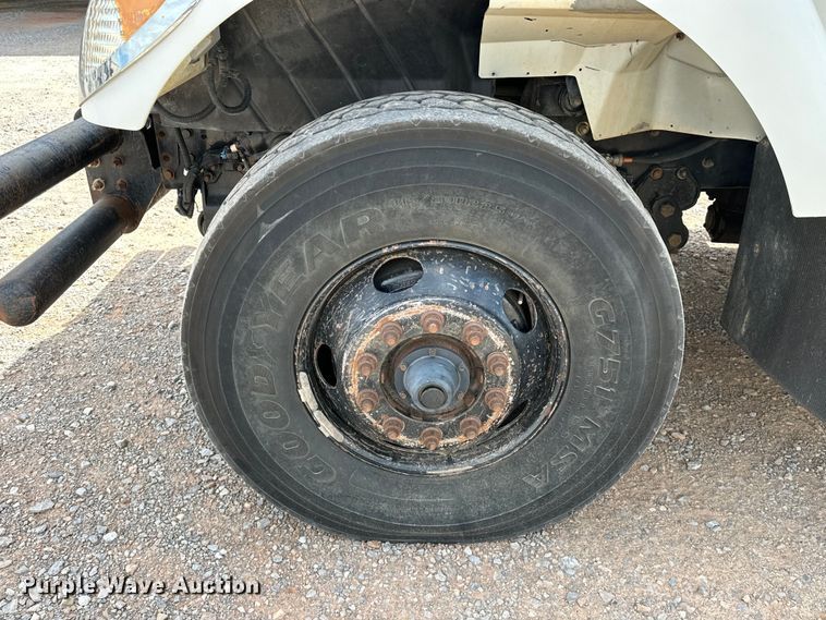 image for item EJ8956 2006 International  7400 crane truck