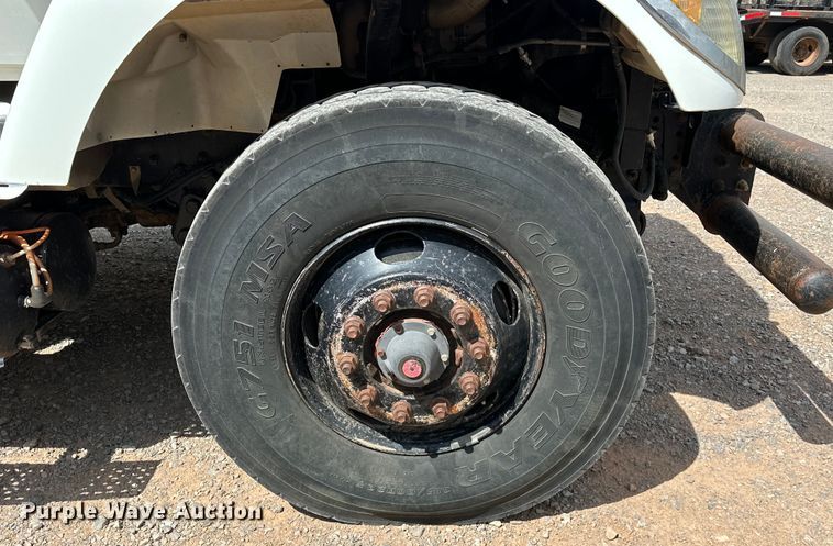 image for item EJ8956 2006 International  7400 crane truck