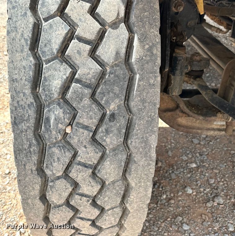 image for item EJ8956 2006 International  7400 crane truck