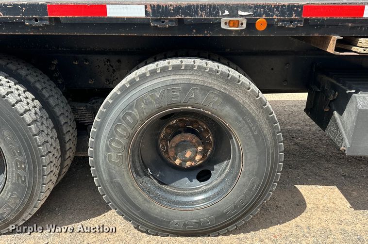 image for item EJ8956 2006 International  7400 crane truck