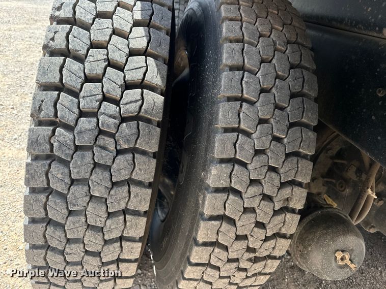 image for item EJ8956 2006 International  7400 crane truck