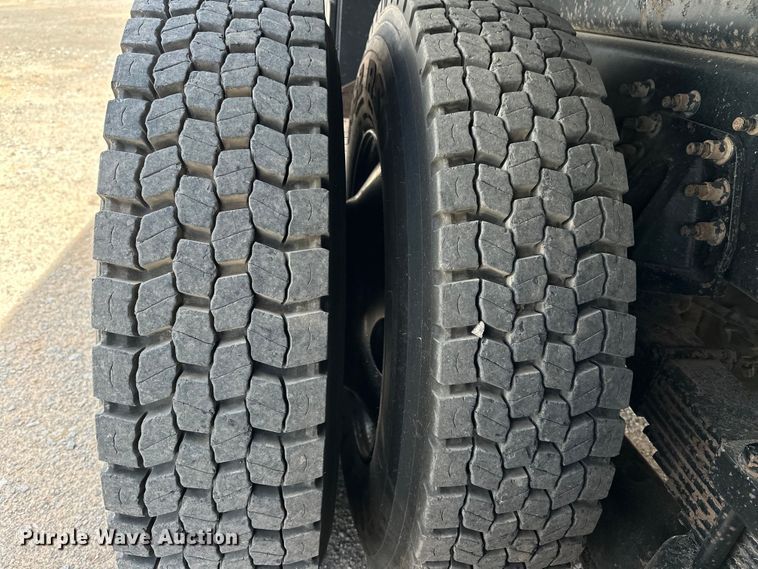 image for item EJ8956 2006 International  7400 crane truck