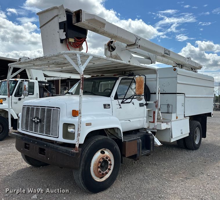 image for item EJ8957 2000 Chevrolet  C7500 bucket truck