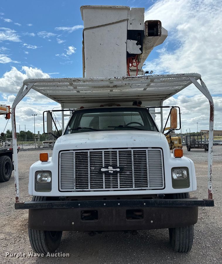 image for item EJ8957 2000 Chevrolet  C7500 bucket truck