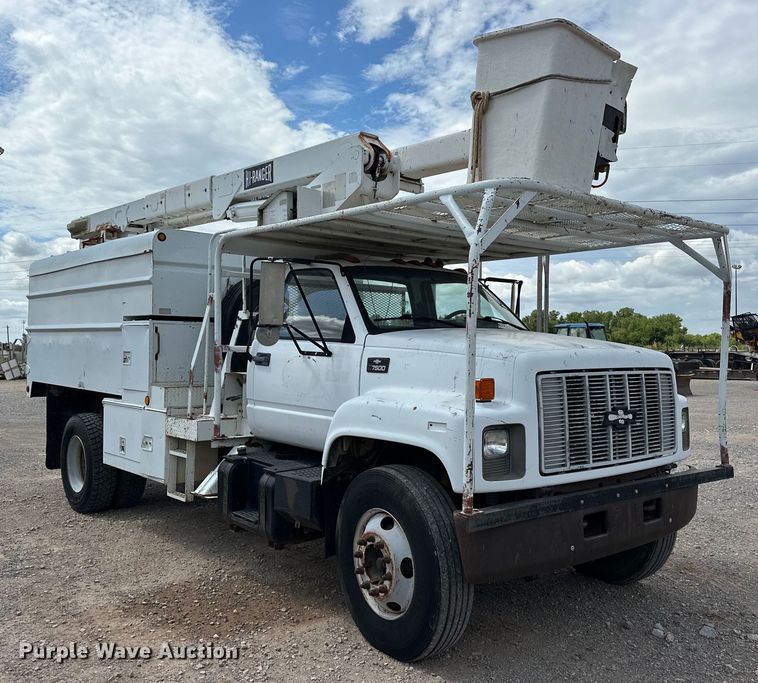 image for item EJ8957 2000 Chevrolet  C7500 bucket truck