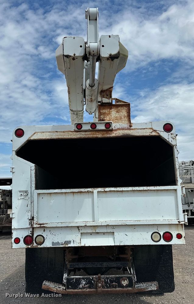 image for item EJ8957 2000 Chevrolet  C7500 bucket truck