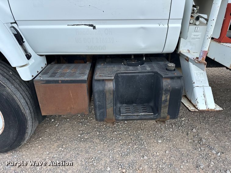 image for item EJ8957 2000 Chevrolet  C7500 bucket truck