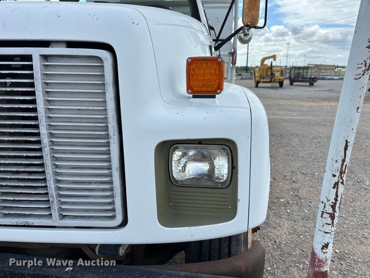 image for item EJ8957 2000 Chevrolet  C7500 bucket truck