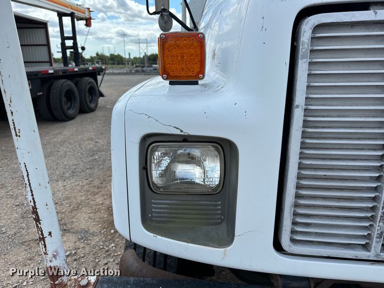 image for item EJ8957 2000 Chevrolet  C7500 bucket truck