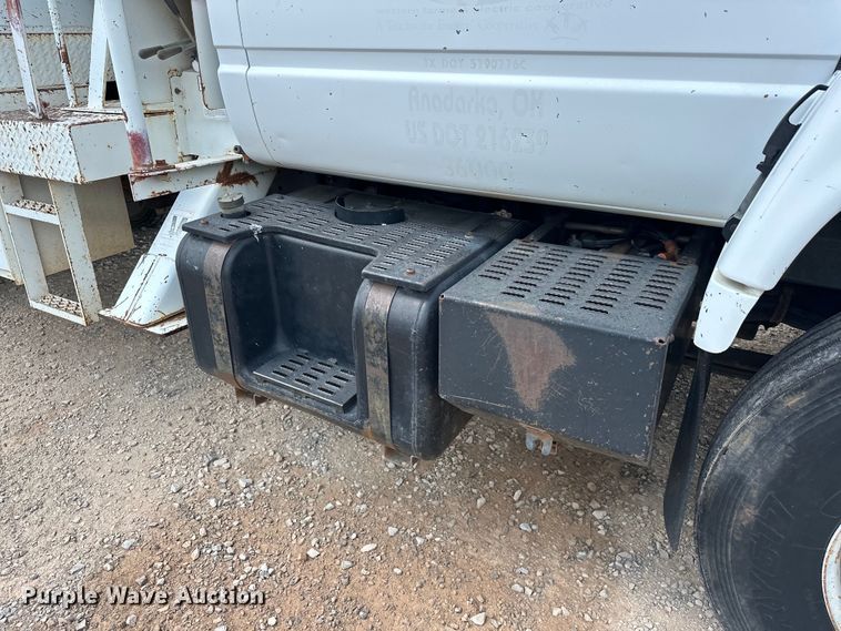 image for item EJ8957 2000 Chevrolet  C7500 bucket truck