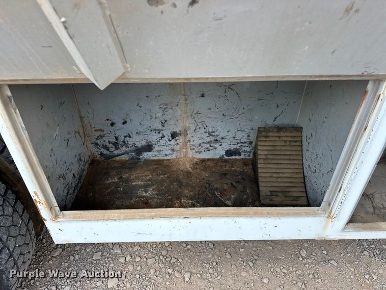 image for item EJ8957 2000 Chevrolet  C7500 bucket truck