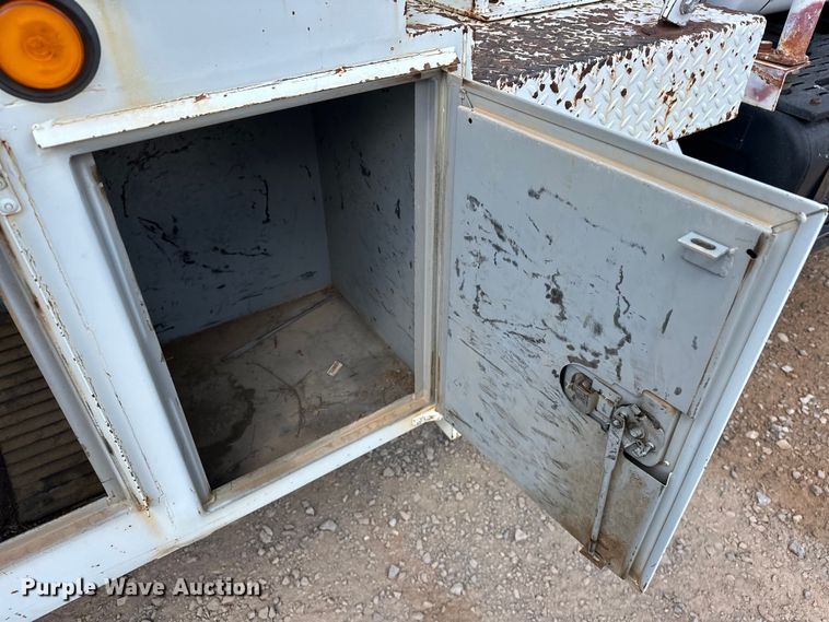 image for item EJ8957 2000 Chevrolet  C7500 bucket truck