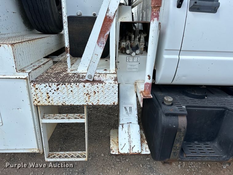 image for item EJ8957 2000 Chevrolet  C7500 bucket truck