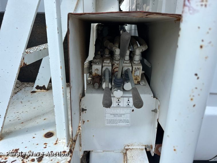 image for item EJ8957 2000 Chevrolet  C7500 bucket truck