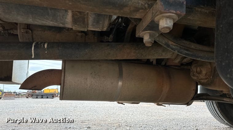 image for item EJ8957 2000 Chevrolet  C7500 bucket truck