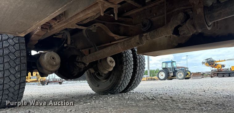 image for item EJ8957 2000 Chevrolet  C7500 bucket truck